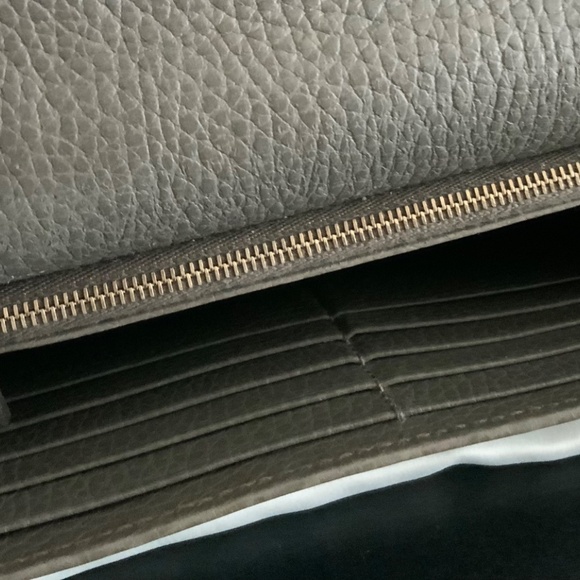 Authentic GUCCI Interlocking GG Calfskin Leather Chain Crossbody wallet inside - Picture 6 of 12